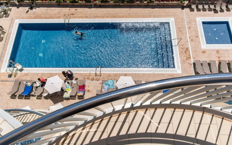 piscina hotel cesar